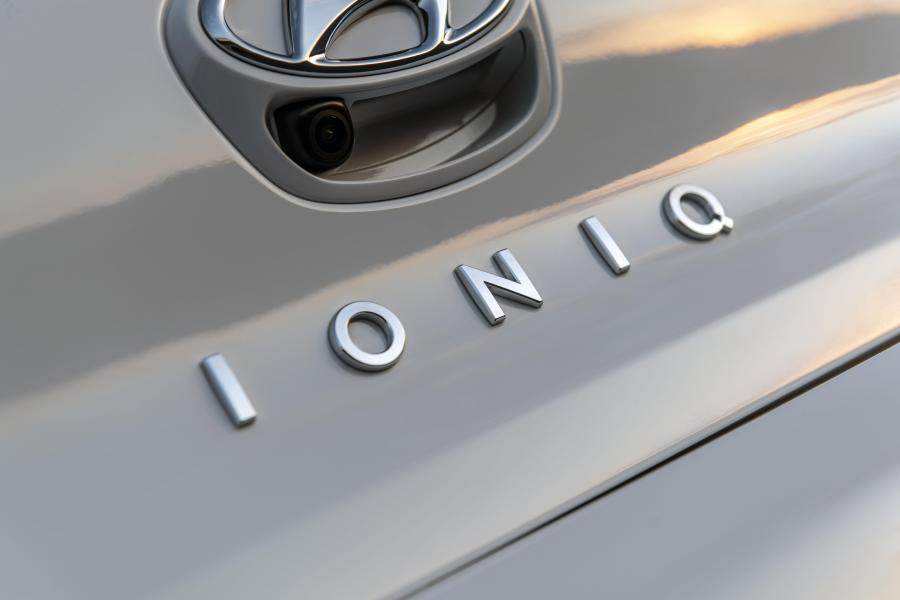 Логотип Hyundai IONIQ electric (AE) 2019 года  (NA) (фото 4 из 40)